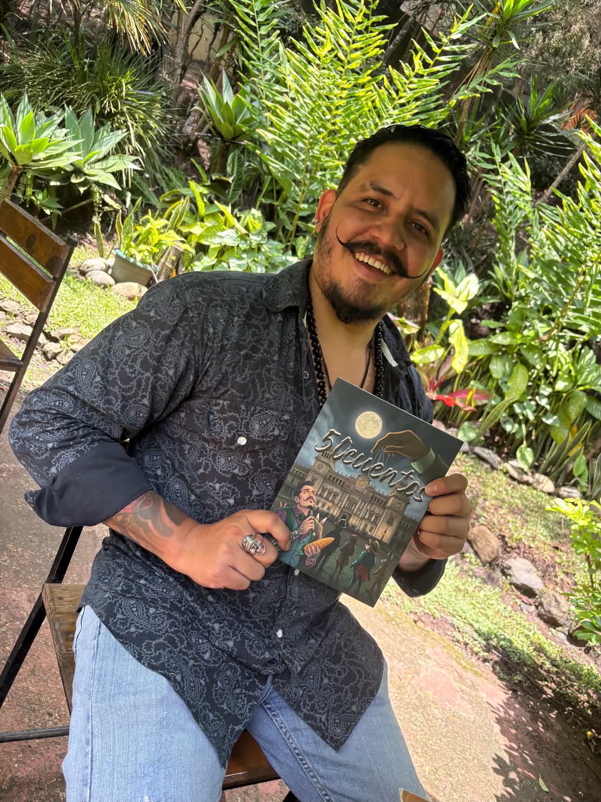 Retrato de Otto Rivera con su libro