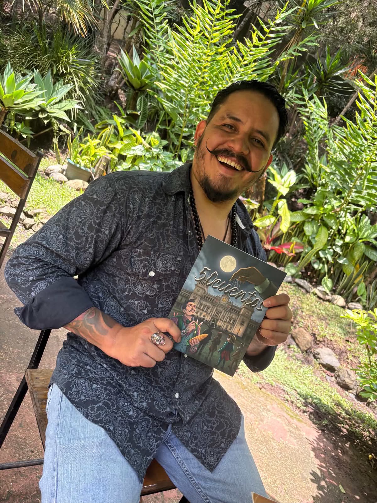 Otto Rivera sonriendo con el libro