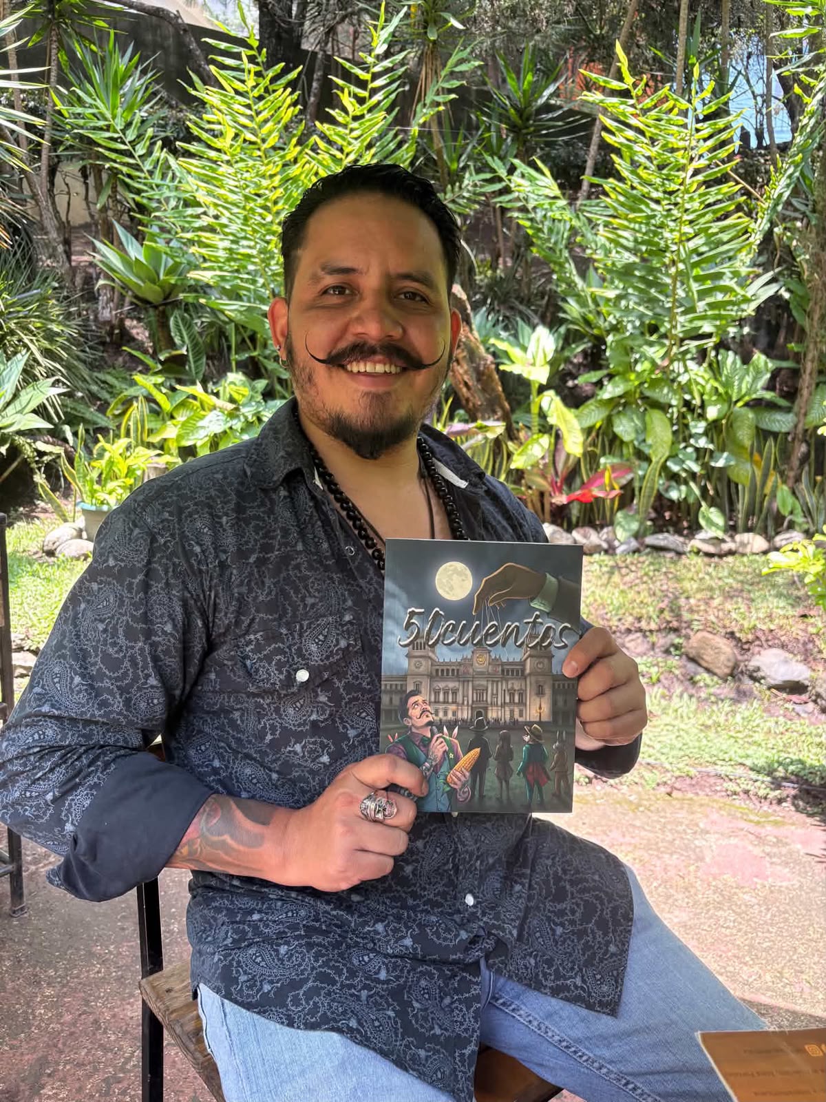 Otto Rivera sosteniendo su libro 50CUENTOS